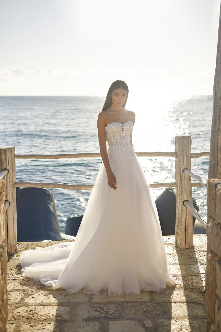 Dress GR002 from the Golden Ray collection by Angeo Bridal
