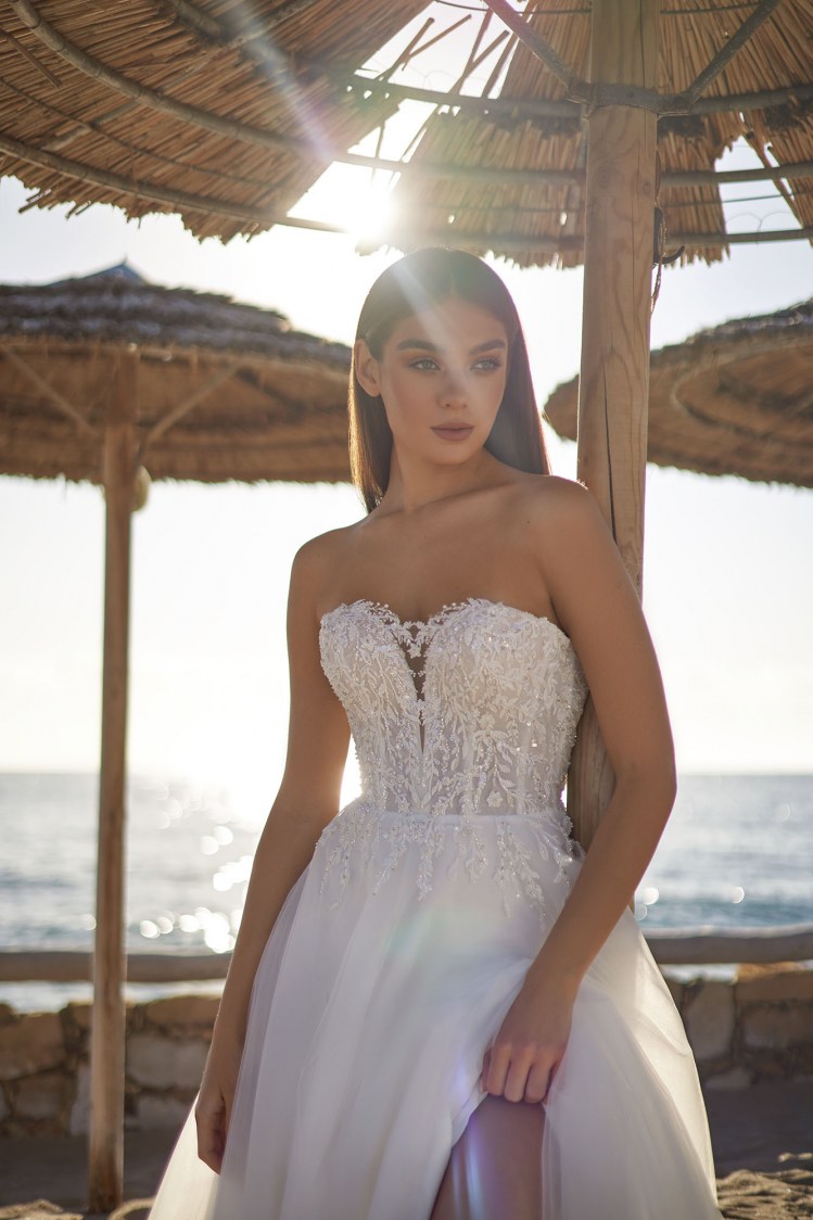 Dress GR002 from the Golden Ray collection by Angeo Bridal