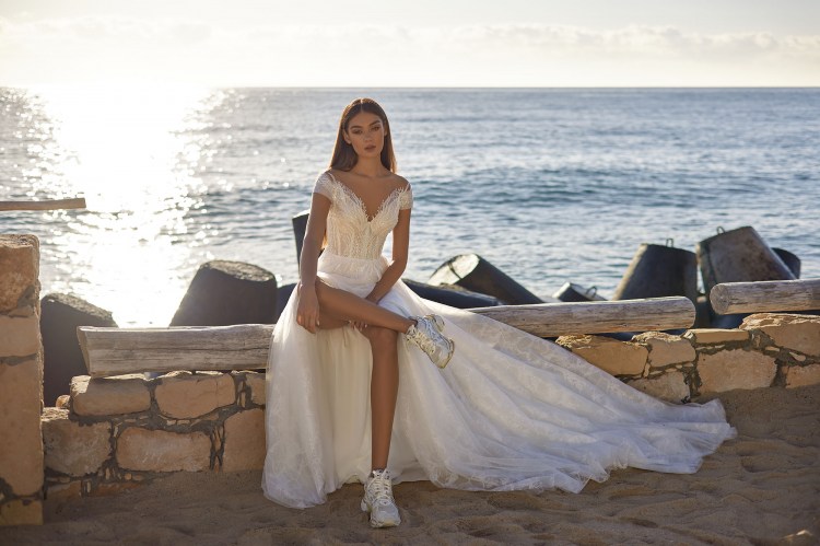 Dress GR006 from the Golden Ray collection by Angeo Bridal