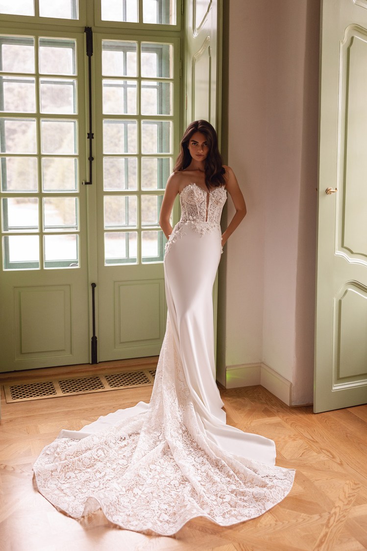Dress RE239 Petra from the Royal Elegance collection by Angeo Bridal